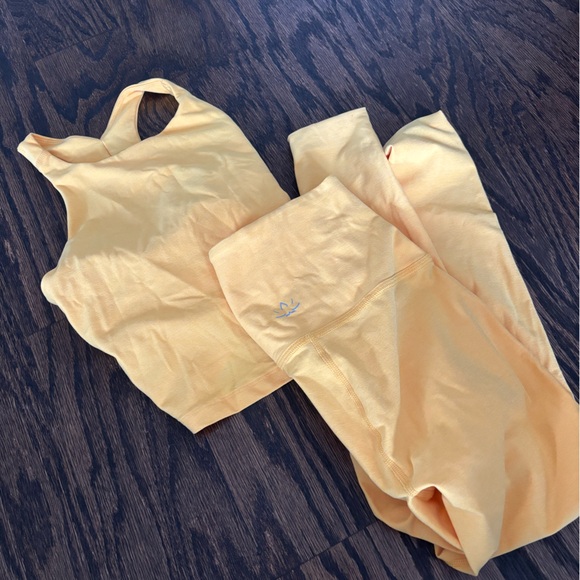 Yellow Women's Beyond yoga set - Picture 2 of 3